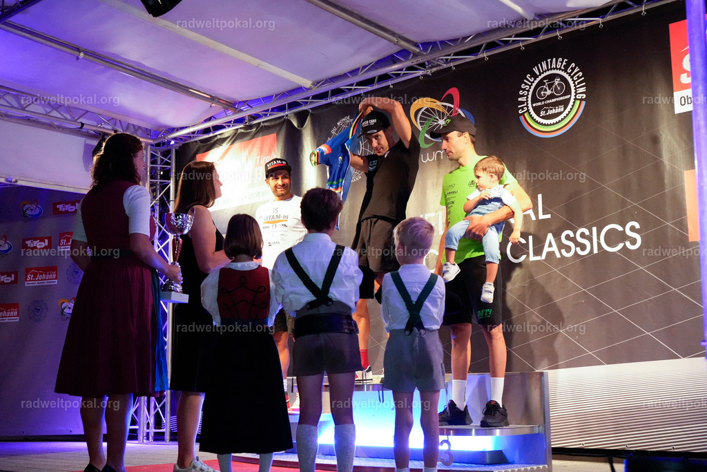 1390_20230817_Bewerb_Maenner_Muehlanger | AUT - OESTERREICH, 2023-08-16: SPORT RENNRAD-FAHREN - 55. INTERNATIONALER RADWELTPOKAL IN ST. JOHANN IN TIROL  - Vintage-Radrennen mit WM-Bronze-Medaillen-Siegerin Christina Schweinberger, den Teilnehmer und Alexander Baumann (vom Orginastions-Team) - TAG 2 BEWERB MAENNER IN SECHS GRUPPEN  ; Foto: Roland Muehlanger