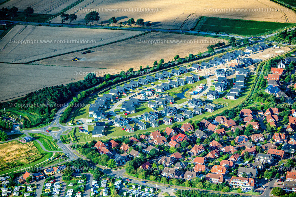 Büsum_Nordsee_Restort_ELS_3473060822 | BüSUM 06.08.2022 Baustelle zum Neubau der Ferienhaus Anlage "Nordsee Resort Büsum" in Büsum im Bundesland Schleswig-Holstein, Deutschland. Weiterführende Informationen bei: Helma Wohnungsbau GmbH. // Construction site of holiday house plant of the park "Nordsee Resort Buesum" in Buesum in the state Schleswig-Holstein, Germany. Further information at: Helma Wohnungsbau GmbH. Foto: Martin Elsen