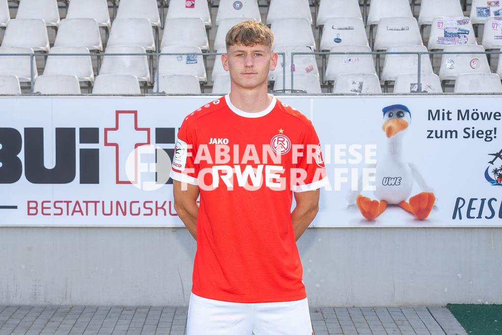 Rot-Weiss Essen; 3. Liga, Portraettermin 2026/2027, Foto: Eibner-Pressefoto/Fabian Friese | Gianluca Swajkowski (Rot-Weiss Essen, #39),Rot-Weiss Essen; 3. Liga, Portraettermin 2026/2027, Foto: Eibner-Pressefoto/Fabian Friese - Realisiert mit Pictrs.com