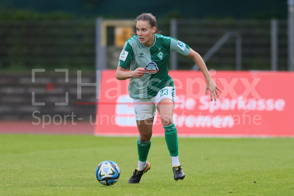 Fussball, Google Pixel Frauen-Bundesliga, SV Werder Bremen - MSV Duisburg | v.li.: Hanna Nemeth (SV Werder Bremen, 23) am Ball, Freisteller, Einzelbild, Ganzkörper, Aktion, Action, Spielszene, DIE DFB-RICHTLINIEN UNTERSAGEN JEGLICHE NUTZUNG VON FOTOS ALS SEQUENZBILDER UND/ODER VIDEOÄHNLICHE FOTOSTRECKEN. DFB REGULATIONS PROHIBIT ANY USE OF PHOTOGRAPHS AS IMAGE SEQUENCES AND/OR QUASI-VIDEO.