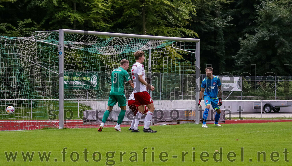 2023-08-26_096_TSV_Ebersberg_gegen_TSV_Oberpframmern | Ebersberg, Deutschland, 26.08.2023:
Fußball, Kreisliga 2023 / 2024, 2. Spieltag, TSV 1877 Ebersberg gegen TSV Oberpframmern, Endergebnis: 5:1

Tor zum 1:0 durch Felix Hoppe (TSV 1877 Ebersberg, #17)
Thomas Grünwald (TSV 1877 Ebersberg, #3), Anton Tristl (TSV Oberpframmern, #5), Tobias Lutz (TSV Oberpframmern, #4), Torwart Ludwig Huber (TSV Oberpframmern, #1)

Foto: Christian Riedel / fotografie-riedel.net