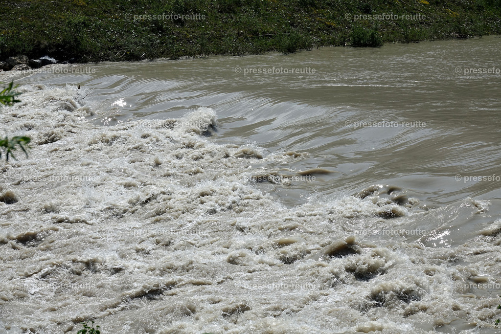 welltvi-Lech-bei-hoefen-Hochwasser-04062019-DSD01817 | Info aus dem Bezirk Reutte/Ausserfern Tirol sowie eine umfangreiche Bilddatenbank über die gesamte Region: Lechtal, Talkessel Reutte, Tannheimertal, Zwischentoren. Lech, Plansee, Zugspitze, Grenztunnel, B179, Fernpassstraße, Verkehr, Lawinen, Tradition, - Realisiert mit Pictrs.com