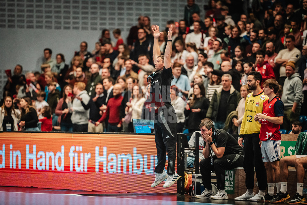 Handball | Männer | Saison 2024/2025 | DAIKIN Handball-Bundesliga | 8. Spieltag || Handball Sport Verein Hamburg vs. TSV Hannover-Burgdorf | 24.10.2024 | Trainer Torsten Jansen (Handball Sport Verein Hamburg) springt um Anweisungen zu geben