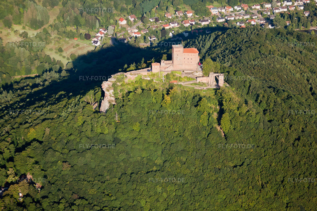 Luftbild: Burg Trifels in Annweiler am Trifels im Bundesland Rheinland-Pfalz in Deutschland. Foto: IMG_30950.jpg vom 07.08.2010 durch Werner Riehm/FLY-FOTO.de