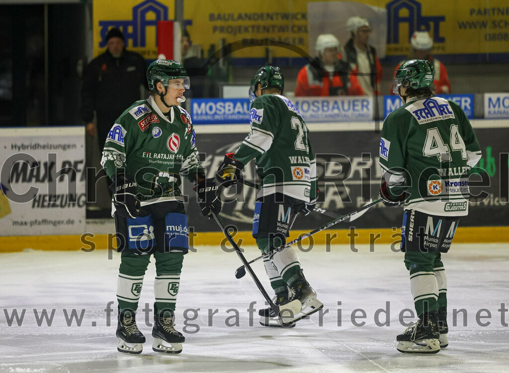 2024-01-26_008_TSV_Erding_gegen_HC_Landsberg | Erding, Deutschland, 26.01.2024:
Eishockey, Bayernliga Vorrunde 2023 / 2024, 28. Spieltag, TSV Erding gegen HC Landsberg, Endergebnis: 6:2

Thomas Matheson (Erding Gladiators, #37), Mark Waldhausen (Erding Gladiators, #27), Paul Wallek (Erding Gladiators, #44)

Foto: Christian Riedel / fotografie-riedel.net
