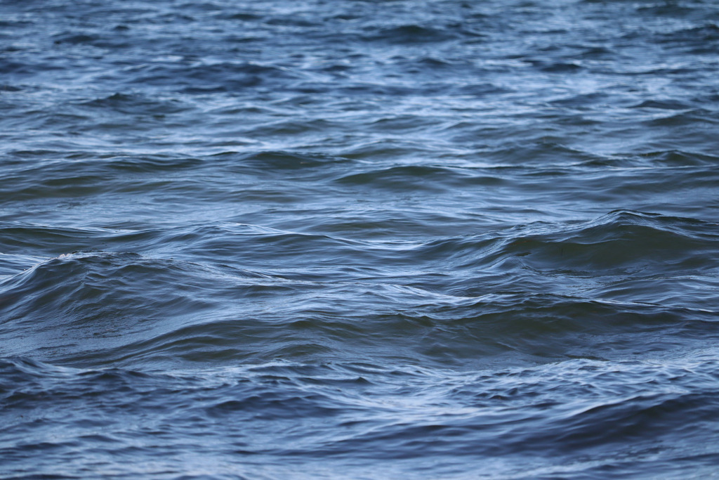 Akustikbild: Wellen auf dem Meer | Dieses schöne Akustikbild zeigt schöne Wellen auf dem Meer. Durch den Sonnenschein gibt es eine schöne Lichtreflexion auf den Wellen.  - Realisiert mit Pictrs.com