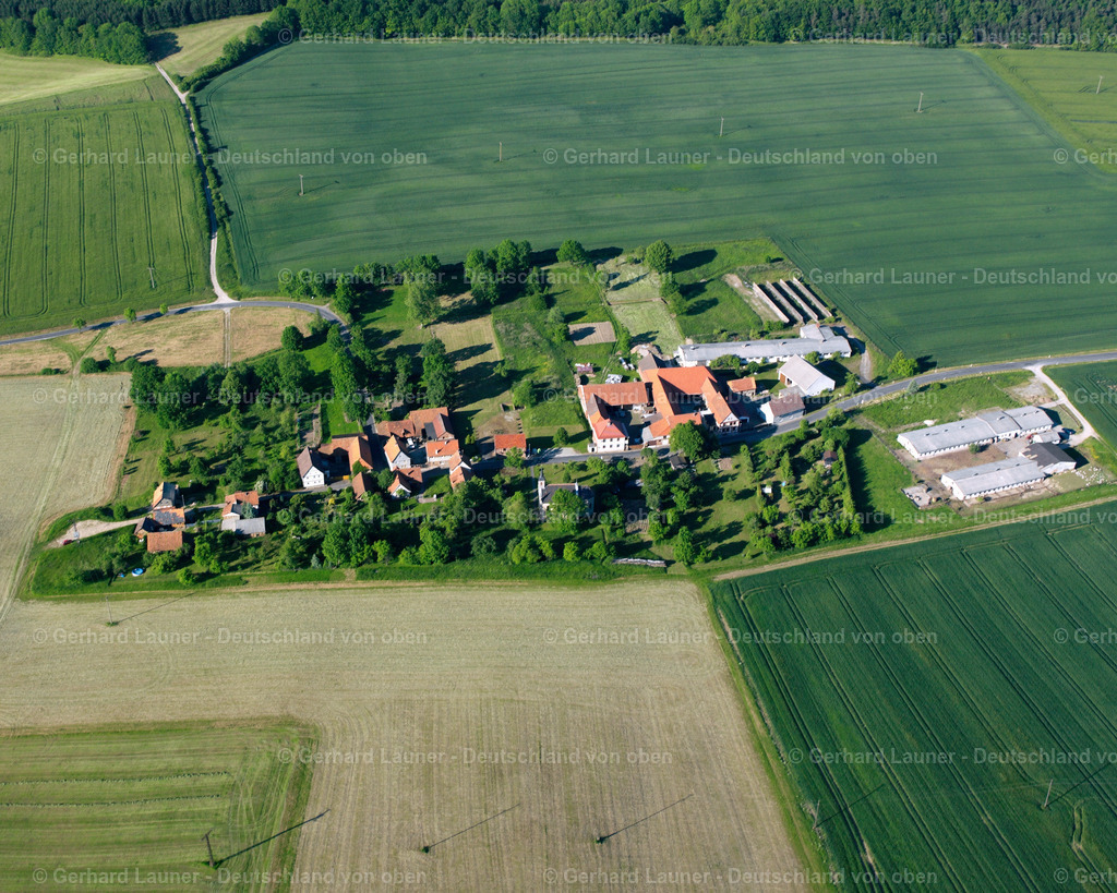 2634687 | LEHNA 09.06.2006 Landwirtschaftliche Nutzflächen und Feldgrenzen  umsäumen das Siedlungsgebiet des Dorfes in Lehna im Bundesland Thüringen, Deutschland // Agricultural land and field boundaries surround the settlement area of the village  in Lehna in the state Thuringia, Germany Foto: Gerhard Launer