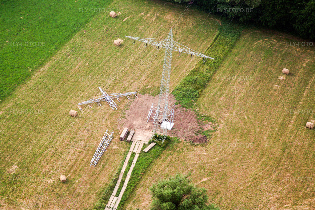 Luftbild: Erneuerung Hochspannungsmast am Bachweg in Kandel im Bundesland Rheinland-Pfalz in Deutschland. Foto: IMG_3093.jpg vom 25.06.2006 durch Werner Riehm/FLY-FOTO.de