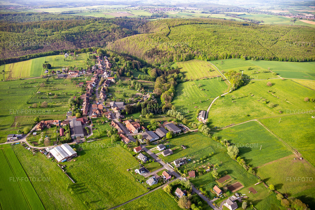 Aerial view: View of the town from the north in Ratzwiller in the state Bas-Rhin, France. – Photo: IMG_140650.jpg taken on 05/01/2024 by Werner Riehm/FLY-FOTO.com – Resolution of the original: 5472 x 3648 px
