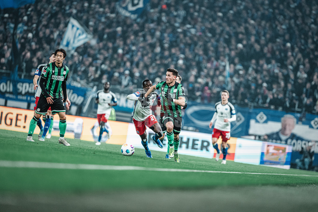 Fußball | Männer | Saison 2023/2024 | 2. Fußball-Bundesliga | 21. Spieltag | Hamburger SV vs. Hannover 96 | 09.02.2024 | Enzo Leopold (#8, Hannover 96) am Ball