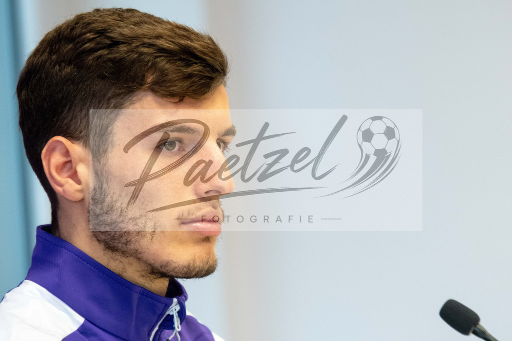 20200219_PKOSNA_0009 | Fussball, Herren: Bashkim Ajdini (VfL Osnabrueck) schaut waehrend der Pressekonferenz des VfL Osnabrueck im Presseraum des Stadion an der Bremer Bruecke am 19.02.2020 in Osnabrueck, Deutschland. - Realisiert mit Pictrs.com
