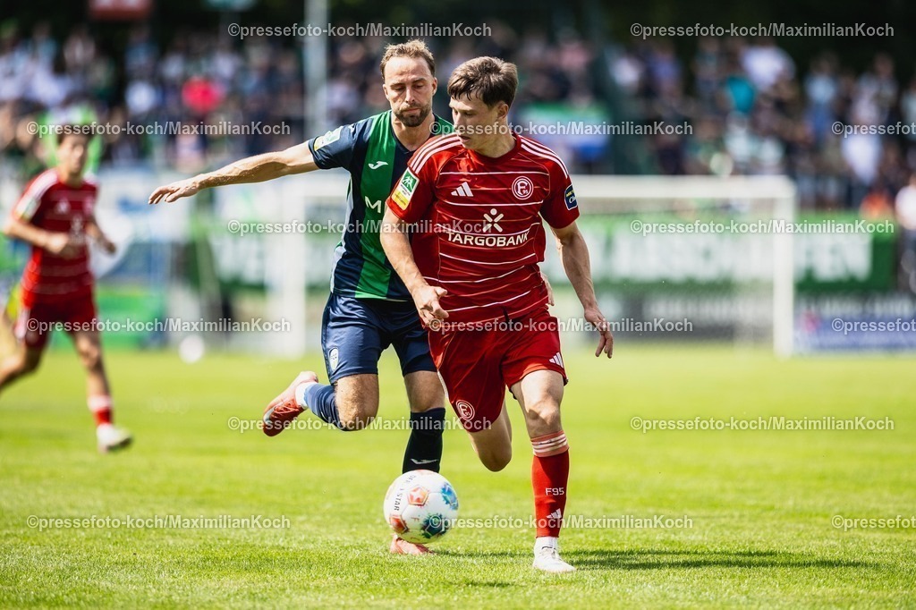 xkwix09082501020 | 09.08.2025, xkwix, Fußball, Regionalliga West, FC Gütersloh - Fortuna Düsseldorf 2, Ohlendorf Stadion im Heidewald: Maksym Len (Fortuna Düsseldorf II #21)im Zweikampf gegen Julius Langfeld ( FC Gütersloh #10 )