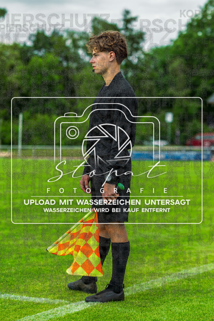 Landesliga Herren LG - TV Jahn Schneverdingen vs. MTV Eintracht Celle | Julian Ebel (Schiedsrichterassistent); Landesliga Herren LG - TV Jahn Schneverdingen vs. MTV Eintracht Celle am 06.06.2026 in Osterwaldstadion, Schneverdingen - Realisiert mit Pictrs.com