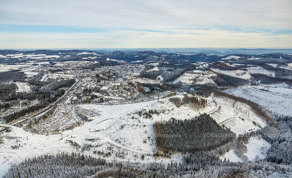 Winterberg221201264 | Luftbild Stadtansicht im Schnee, Campingplatz und Hügellandschaft, Winterwunderland in Winterberg im Sauerland, am Kahlen Asten und den Skiabfahrten und dem Skilift-Karussell Winterberg, Winterberg, Sauerland, Nordrhein-Westfalen, Deutschland