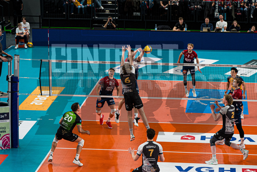 Volleyball I Herren I Saison 2025/2026 I Bundesliga I SVG Lüneburg - Barock Volleys MTV Ludwigsburg | Christopher Byam (4, SVG Lüneburg) im Angriff gegen Ben-Simon Bonin (6, Barock Volleys MTV Ludwigsburg) - Realisiert mit Pictrs.com