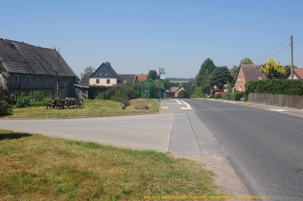 Geißmannsdorf-2026-Ortsbilder-264 | Geißmannsdorf bei Bischofswerda im Sommer 2026. Ein fotografischer Streifzug durch das Dorf Geißmannsdorf, mit Gebäuden, Straßen, Strohpuppen und geschmückten Vorgärten und Grundstücken anlässlich der 800-Jahr-Feier von Geißmannsdorf im Juni 2026 - Realisiert mit Pictrs.com