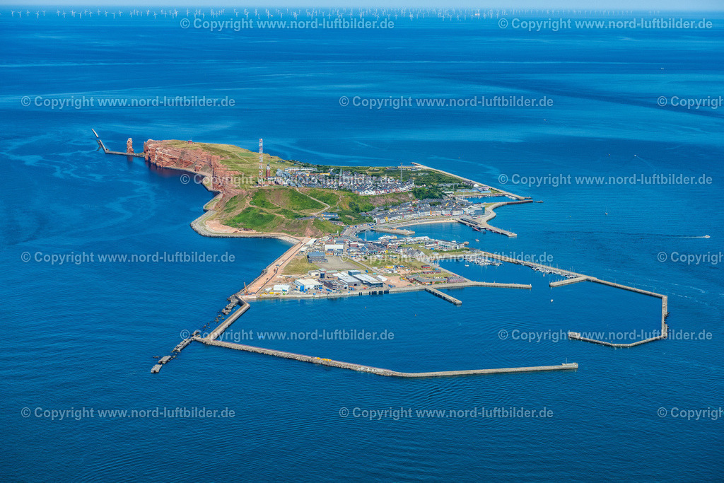 Helgoland_ELS_9944130822 | HELGOLAND 13.08.2022 Die Insel Helgoland in der Nordsee mit dem Hafengelände auf Helgoland im Bundesland Schleswig-Holstein. Weiterführende Informationen bei: Helgoland Tourismus-Service. // The island of Helgoland in the North Sea to the port area on Helgoland in Schleswig-Holstein. Further information at: Helgoland Tourismus-Service. Foto: Martin Elsen