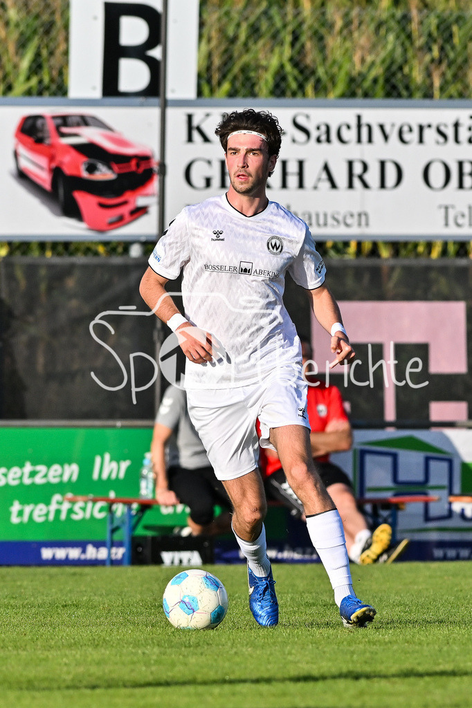 FC Pipinsried - SV Wacker Burghausen | am BAll Moritz BANGERTER (SV Wacker Burghausen 17) / Einzelfoto / Freisteller / Landespokal Bayern: FC Pipinsried - SV Wacker Burghausen; Küchenstadel-Arena am 26.08.2025