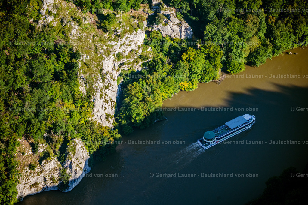 4050956 | KELHEIM 03.09.2021 Felsen- Massiv und Gesteinsformation " Peter und Paul Felsen " am Wieserkreuz am Ufer der Donau in Kelheim im Bundesland Bayern, Deutschland. // Rock massif and rock formation " Peter and Paul Felsen " on river danube in Kelheim in the state Bavaria, Germany. Foto: Gerhard Launer