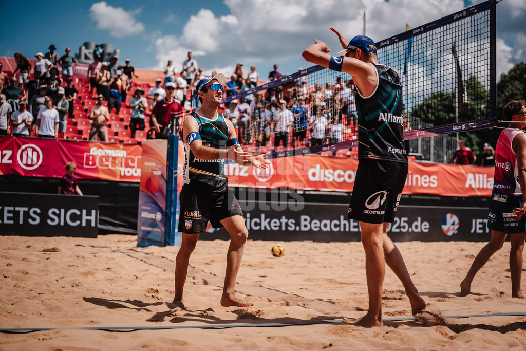 Beachvolleyball | Männer | Allianz German Beach Tour 2025 | Tourstop München | 11.07.2025 | v.l. Tilo Rietschel und Momme Lorenz jubeln