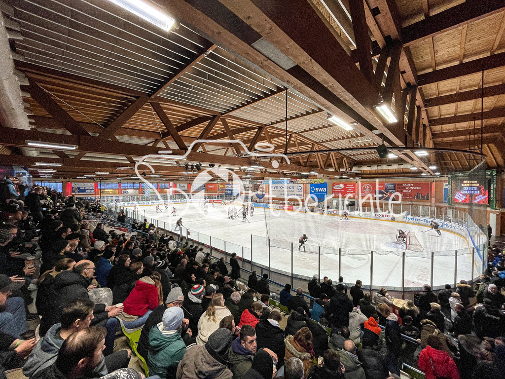 EHC Königsbrunn - TEV Miesbach | Die Hydro-Tech eisarena zu Koenigsbrunn ist gut gefuellt zu Spiel 3 des Bayernligafinale