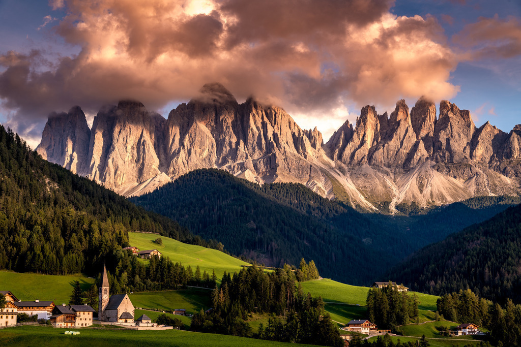 St. Magalena Villnösstal  mit den Geisslerspitzen | <div id="allefotografen-seal-verified-green"></div><script src="https://www.allefotografen.de/956728/seal-verified-green/seal.js" async="async"></script> - Realisiert mit Pictrs.com