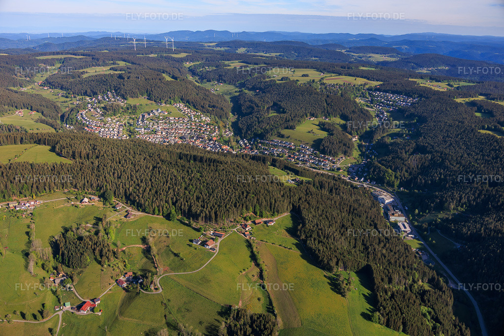 Luftbild: Ortsansicht im Schiltach-Tal aus Südosten im Ortsteil Tennenbronn in Schramberg im Bundesland Baden-Württemberg in Deutschland.Foto: IMG_156562.jpg vom 17.05.2026 durch Werner Riehm/FLY-FOTO.deAuflösung des Originals: 6000 x 4000 px