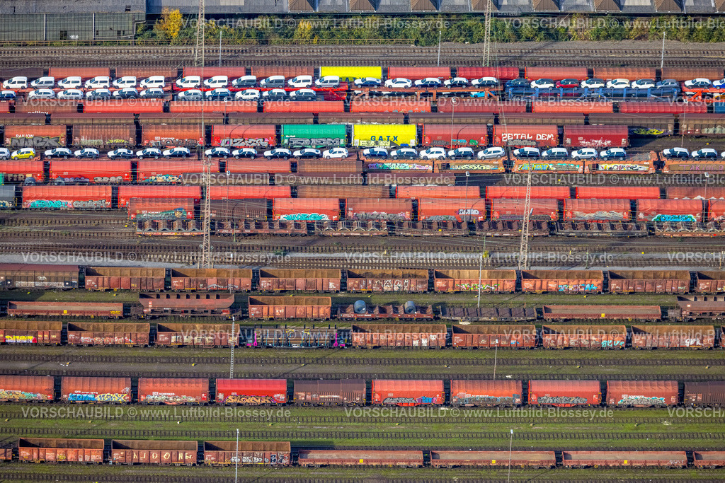 Herne221101538westlich | Luftbild, Güterwaggons beladen mit PKWs, am Hbf Herne Wanne-Eickel, Formen und Farben, Wanne, Herne, Ruhrgebiet, Nordrhein-Westfalen, Deutschland