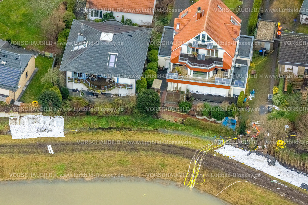 Hamm231201364 | Luftbild vom Hochwasser der Ahse, Weihnachtshochwasser 2023, Fluss Ahse tritt nach starken Regenfällen über die Ufer, Überschwemmungsgebiet Lippeaue im Bereich Soester Straße 220-230, Deichabsicherung mit Sandsäcken, DLRG-Einsatz, abpumpen von Wasser mit Schläuchen und Maschinen, Uentrop, Hamm, Ruhrgebiet, Nordrhein-Westfalen, Deutschland
