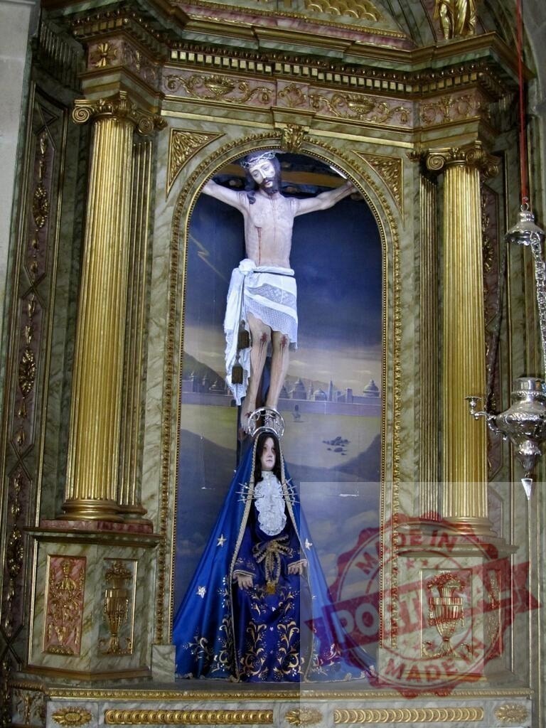 Religious statues depicting Jesus Christ on the cross and Virgin Mary inside a church | Sculptures representing the crucifixion of Jesus and the Virgin Mary inside an ornate church setting - Realisiert mit Pictrs.com