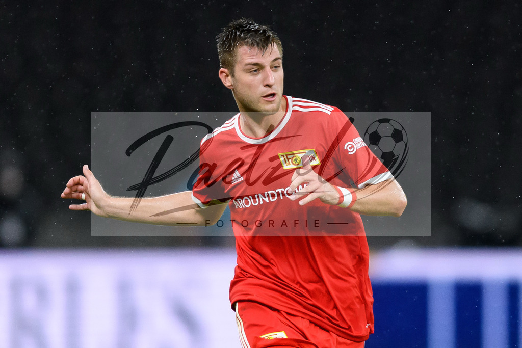 FCUKUO20210826_140 | Fussball, Herren: Robin Knoche (1.FC Union Berlin) schaut beim Spiel der UEFA Conference League zwischen 1. FC Union Berlin und Kuopion PS im Olympiastadion am 26.08.2021 in Berlin, Deutschland. - Realisiert mit Pictrs.com