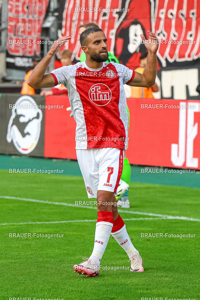 Rot-Weiss Essen - TSV 1860 München - 3.Liga | Essen, Deutschland, 01.08.2025Ramien Safi (Rot-Weiss Essen) gestikuliertwährend des 3.Liga Spiels zwischen Rot-Weiss Essen- TSV 1860 München im Stadion an der Hafenstraße am 01.08.2025 in Essen. (Foto von Timo Bluhmki-Schmidt/ Brauer-Fotoagentur)