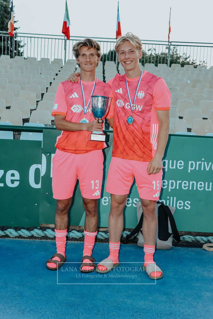 EM_MU18_F_GER-BEL_Lille_bearbeitet_Pokalbilder (123 von 137) | lanaschraderfotografie - Realisiert mit Pictrs.com