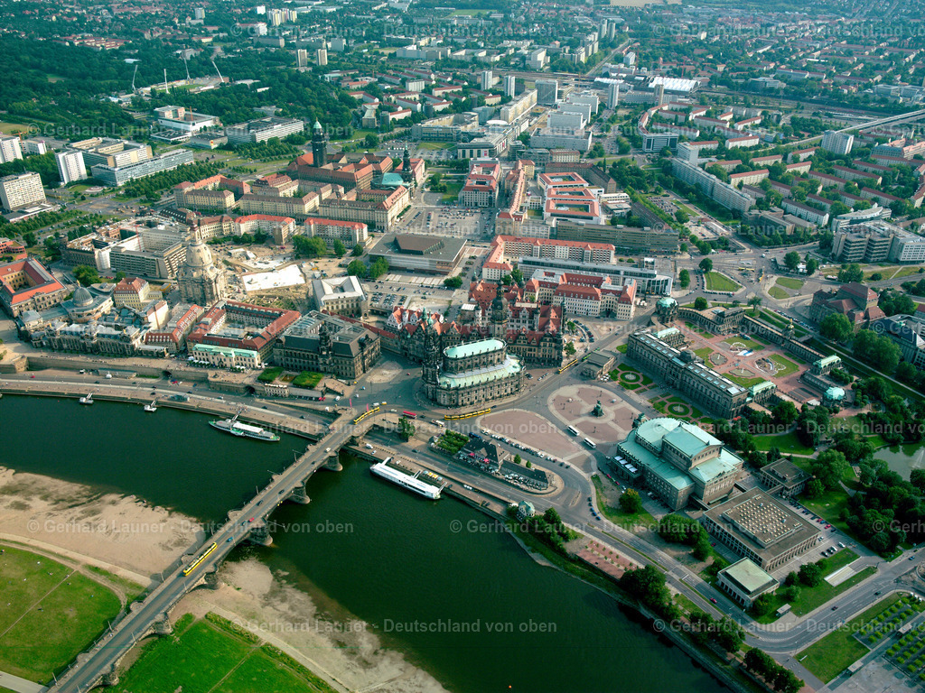 2417487 | DRESDEN  Altstadtbereich und Innenstadtzentrum am Neumarkt im Zentrum in Dresden im Bundesland Sachsen, Deutschland. Weiterführende Informationen bei: Landeshauptstadt Dresden,  Stiftung Frauenkirche Dresden. // Old Town area and city center in the district Zentrum in Dresden in the state Saxony, Germany. Further information at: Landeshauptstadt Dresden,  Stiftung Frauenkirche Dresden. Foto: Gerhard Launer