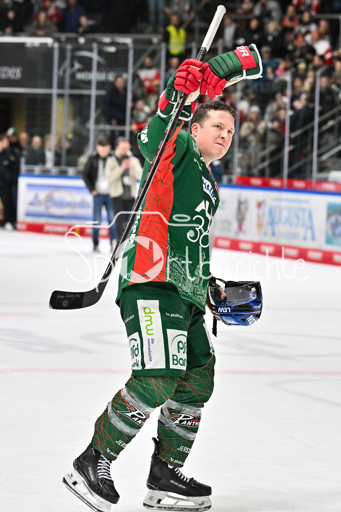 Augsburger Panther - Grizzlys Wolfsburg | AUGSBURG, GERMANY - 15. MARCH: im Bild T. J. TREVELYAN (Augsburger Panther 24) / Einzelfoto / Freisteller nach dem Match zwischen den Augsburger Panthern und den Grizzlys Wolfsburg am 52. Spieltag der Penny DEL im Curt Frenzel Stadion / der sich bei den Fans verabschiedet