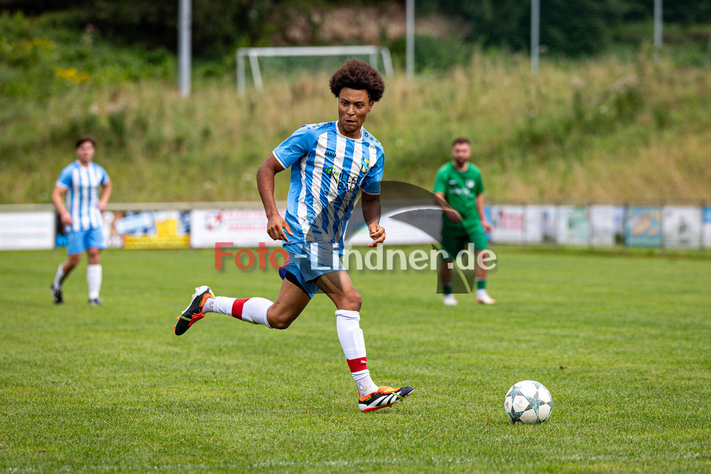 SG Hungerbach gegen TSV Brunnthal | Fußball Kreisliga Herren Oberbayern Zugspitze Gruppe 1, SG Hungerbach gegen TSV Brunnthal, 20240803,Lenny PETRISIC (SG Hungerbach 18) in Aktion,2024-08-03 in Huglfing (Sportpark Huglfing), Lenny PETRISIC (SG Hungerbach 18)Copyright: WolfgangxLindner www.foto-lindner.de