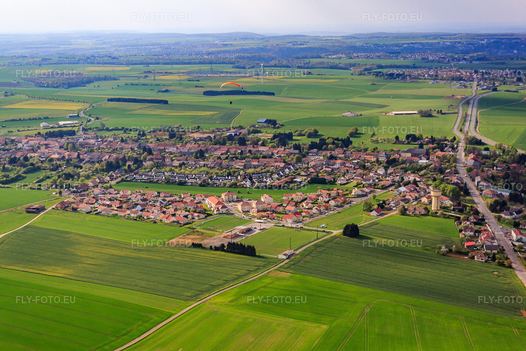 Vue aérienne: Vue de la ville depuis le sud-est à Villers-la-Montagne dans le département Meurthe et Moselle, France – .Photo: IMG_39725.jpg prise le 16/04/2011 par Werner Riehm/FLY-FOTO.eu – Résolution de l'original: 4752 x 3168 px