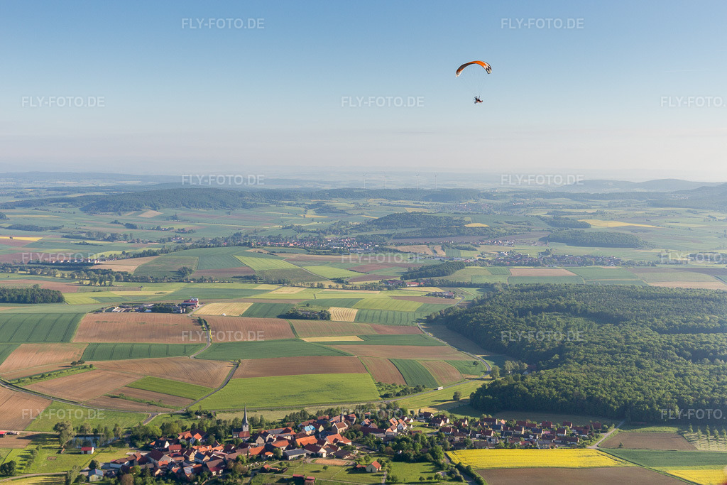Luftbild: Paraglider über der Ortschaft im Ortsteil Altenmünster in Stadtlauringen im Bundesland Bayern in Deutschland. Foto: IMG_100008.jpg vom 26.05.2017 durch Werner Riehm/FLY-FOTO.de