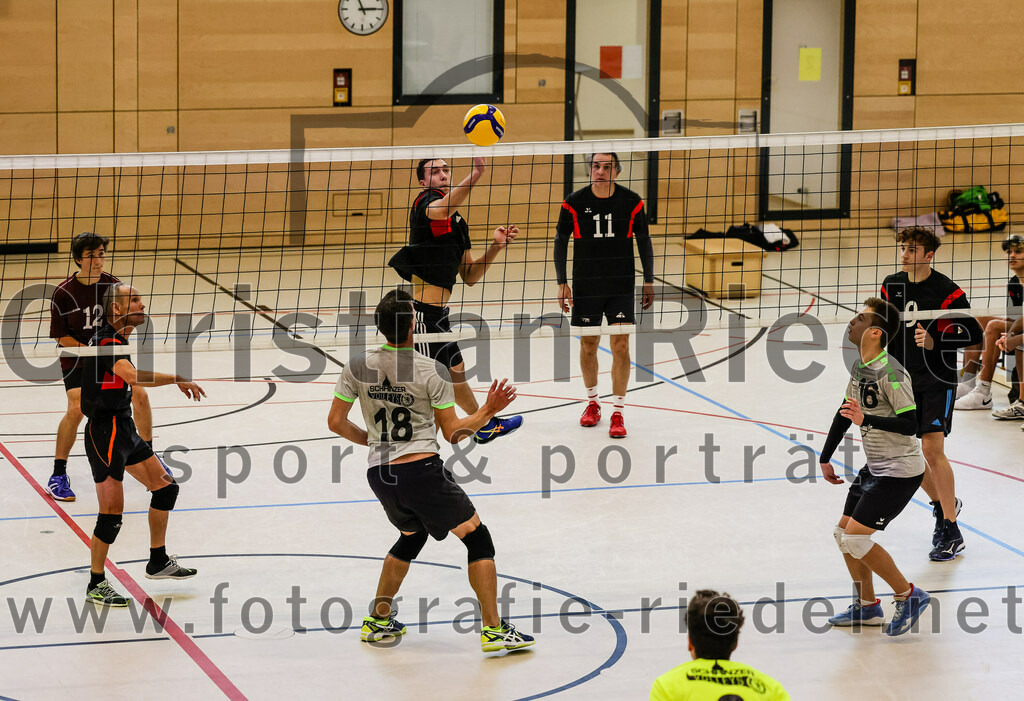 2021-11-27_141_TuS_Oberding_II_gegen_MTV_1881_Ingolstadt_III | Oberding, Deutschland, 27.11.2021:
Volleyball, Kreisliga 2021 / 2022, 5. Spieltag, TuS Oberding II gegen MTV 1881 Ingolstadt III, Endergebnis: 3:2

Lucas John (TuS Oberding, #12), Andreas Ruß (TuS Oberding, #1), Corbinian Prell (TuS Oberding, #5), Gregor Bartkowski (TuS Oberding, #11), Hayden Lorenz (TuS Oberding, #9)

Foto: Christian Riedel / fotografie-riedel.net