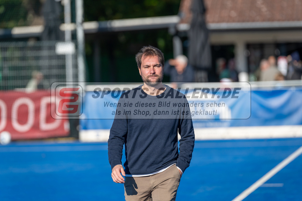 HK_20241103_108453 | 1. Bundesliga Herren Crefelder HTC - Hamburger Polo Club am 3.11.2024 CHTC Krefeld, Krefeld , Schmitz Johannes ( Trainer Crefelder HTC )