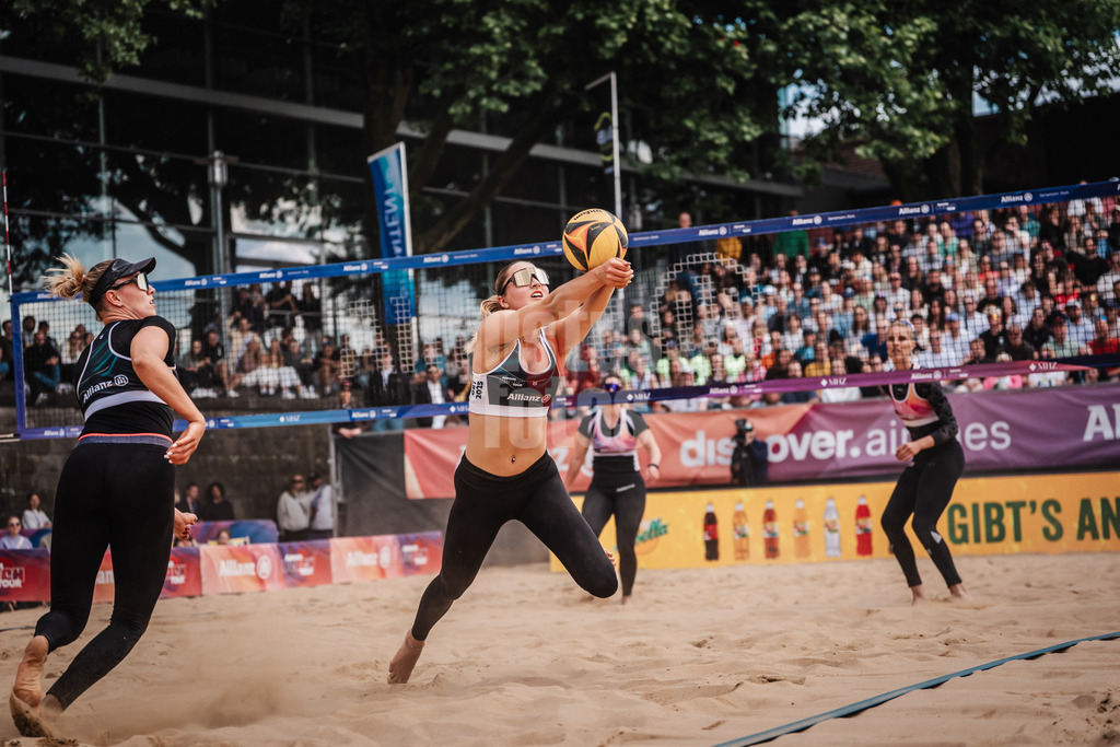 Beachvolleyball | Frauen | Allianz German Beach Tour 2025 | Tourstop Düsseldorf | 17.05.2025 | Anna-Chiara Reformat springt zum Ball