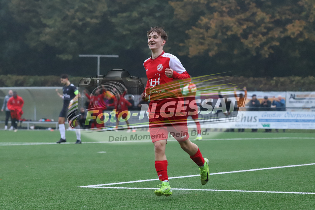 FC RW Kirchlengern - BV Bad Lippspringe | Auf dem Bild zu sehen: rot FC RW Kirchlengern: Julian ZählerFC RW Kirchlengern, BV Bad Lippspringe, Saison 25/26, Landesliga, Kirchlengern, Deutschland - Realisiert mit Pictrs.com