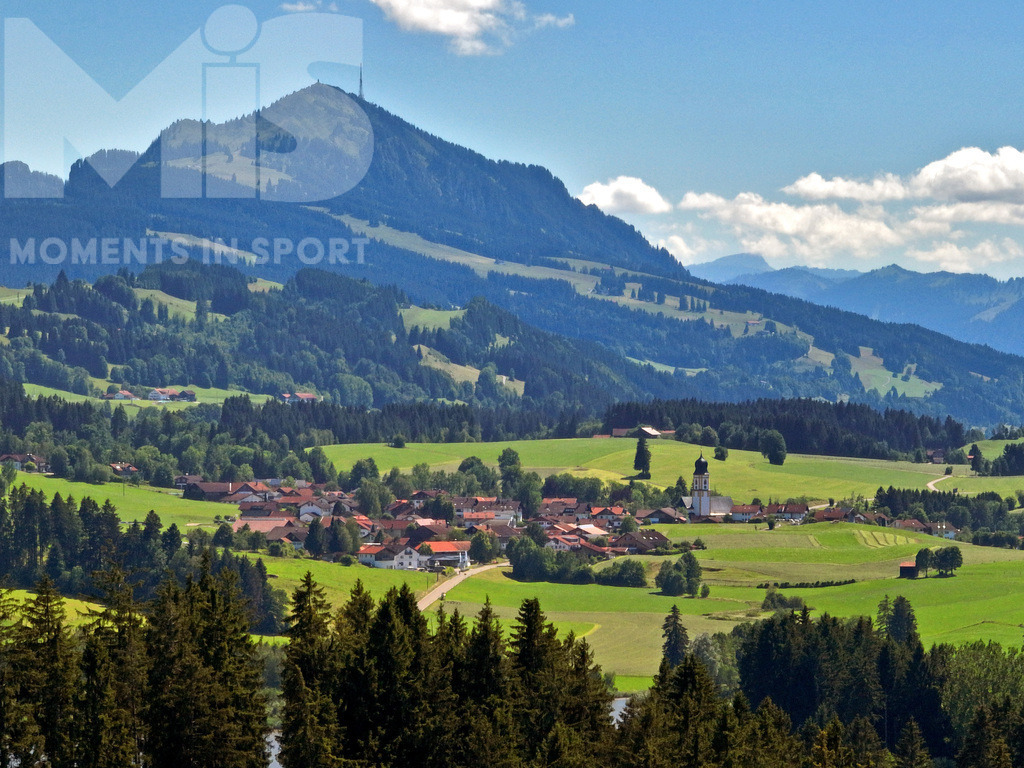 mis310719RF04.JPG | 04.07.2022, Das Dorf Petersthal am Stausee Rottachspeicher im Allgäu, links dahinter der Berggipfel des Grünten. - Realisiert mit Pictrs.com
