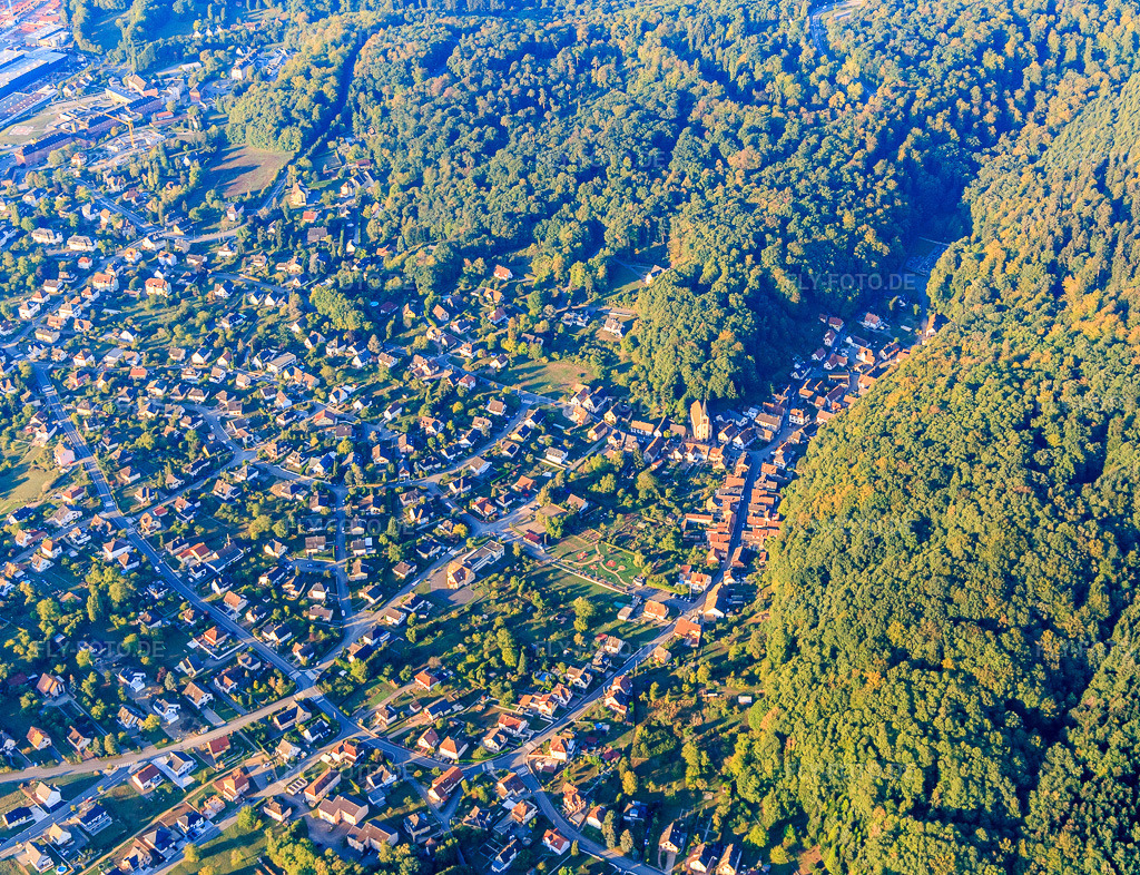 Luftbild: Ortsübersicht mit Aire de jeu d'Ottersthal von Osten in Ottersthal im Bundesland Bas-Rhin in Frankreich. – Foto: IMG_111666.jpg vom 16.09.2018 durch Werner Riehm/FLY-FOTO.de – Auflösung des Originals: 4708 x 3613 px