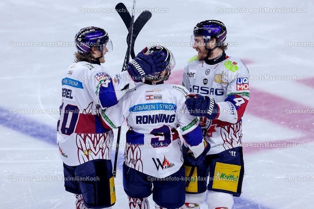 KEC23042501117 | 23.04.2025, Eishockey, DEL Finale Play-offs, Kölner Haie - Eisbären Berlin, Finale Spiel 3, Lanxess-Arena Köln: Torjubel nach dem Tor zum 5:0 durch Torschütze Ty Ronning (Eisbaeren Berlin #9) zusammen mit Korbinian Geibel (Eisbaeren Berlin #40) und Adam Smith (Eisbaeren Berlin #04) 