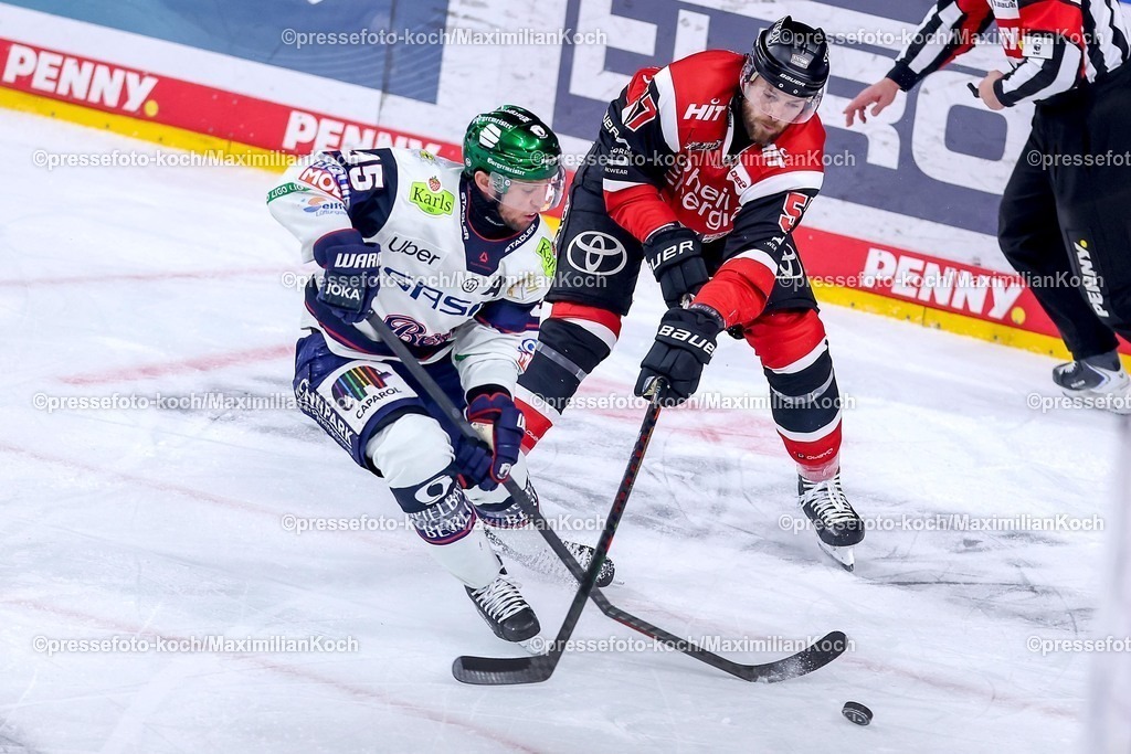 KEC15042601067 | 15.04.2026, Eishockey, DEL Halbfinale Play-Offs, Kölner Haie - Eisbären Berlin, Spiel 4, Lanxess-Arena Köln: Brady Austin (Kölner Haie #57) im Zweikampf gegen  Frederik Tiffels (Eisbären Berlin #95) Schläger bricht gebrochen