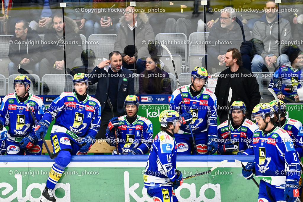 EC IDM Wärmepumpen VSV vs. Vienna Capitals | Spielerbank EC VSV, Pierre Allard Headcoach EC VSV, #9 Alexander Rauchenwald EC VSV, EC IDM Wärmepumpen VSV vs. Vienna Capitals, EC IDM Wärmepumpen VSV vs. Vienna Capitals am 28.01.2026 in Villach (Stadthalle Villach), Austria, (Photo by Bernd Stefan)
