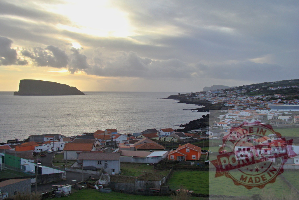 Coastal town landscape with island and sunset sky in Azores | Houses of a coastal village with a small island in ocean at sunset - Realisiert mit Pictrs.com