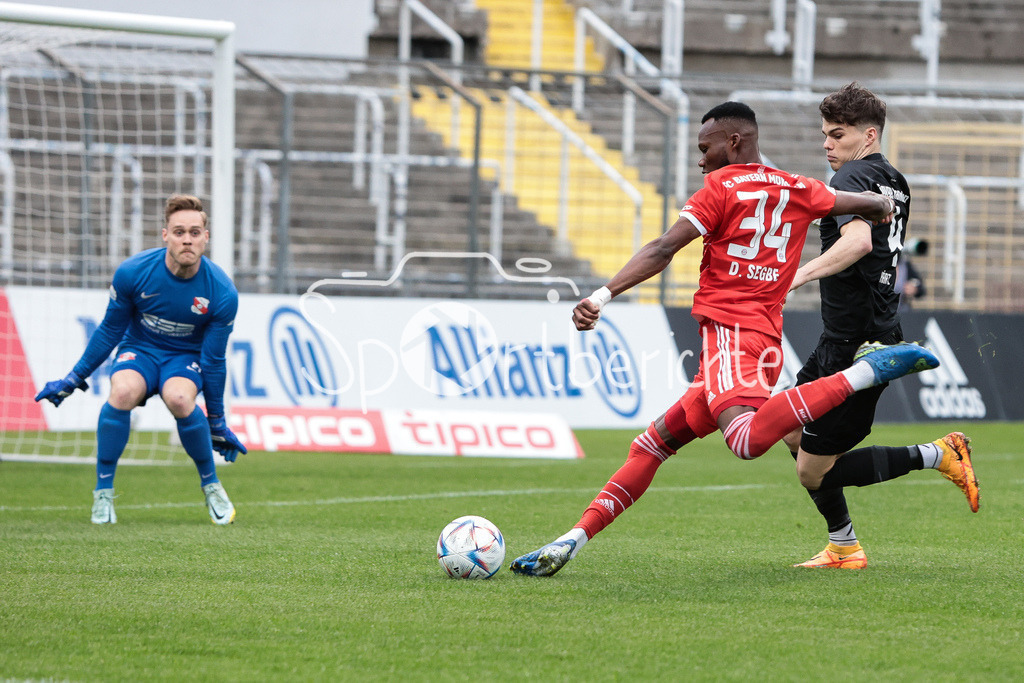 FC Bayern Amateure - SpVgg Hankofen-Hailing | Desire SEGBE AZANKPO (FCB #34) im Duell mit Elija HAERTL (HANK #4) und Sebastian MAIER (HANK #21)