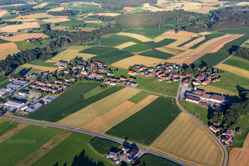 Luftbild: Hainberg im Ortsteil Hainberg in Arnstorf im Bundesland Bayern in Deutschland. – Foto: IMG_132829.jpg vom 02.07.2022 durch Werner Riehm/FLY-FOTO.de – Auflösung des Originals: 5076 x 3384 px – Arnstorf.de - Markt Arnstorf - im Zentrum von Niederbayern